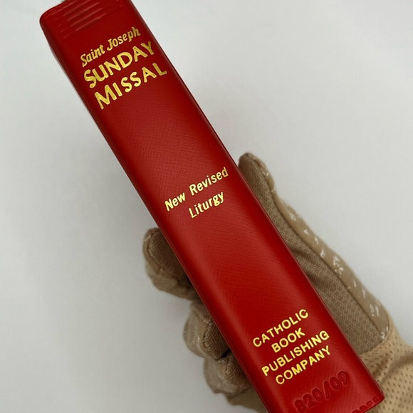 Saint Joseph Sunday Missal Red and Gold - Picture 4 of 14